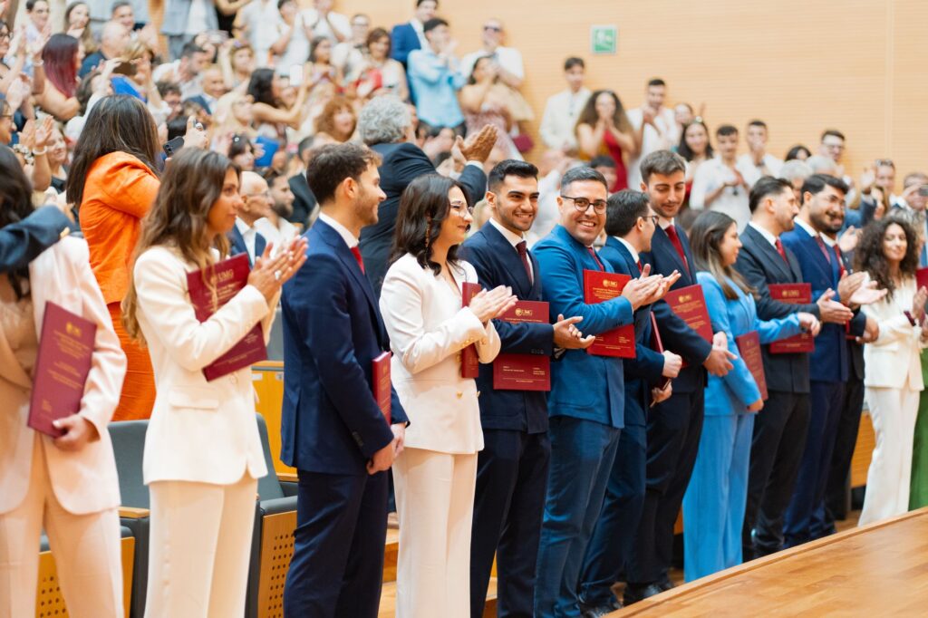 Guía de certificaciones para másteres en desarrollo académico 1 pexels photo 34311558 1
